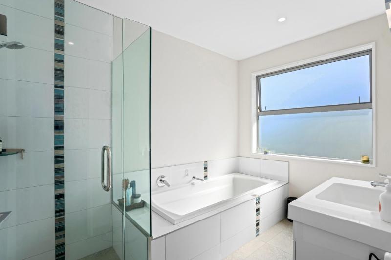 Lake Vista Retreat - Wanaka Holiday Home - image 8