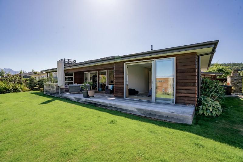 Lake Vista Retreat - Wanaka Holiday Home - image 15
