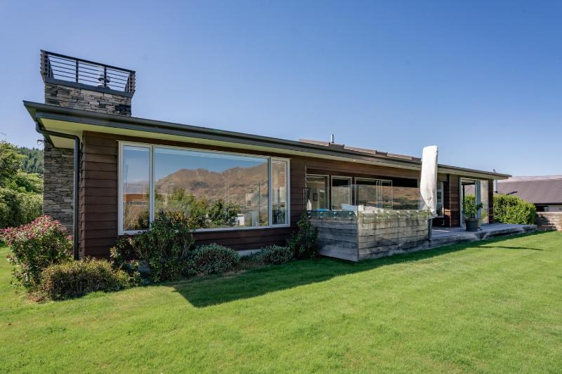 Lake Vista Retreat - Wanaka Holiday Home - image 6
