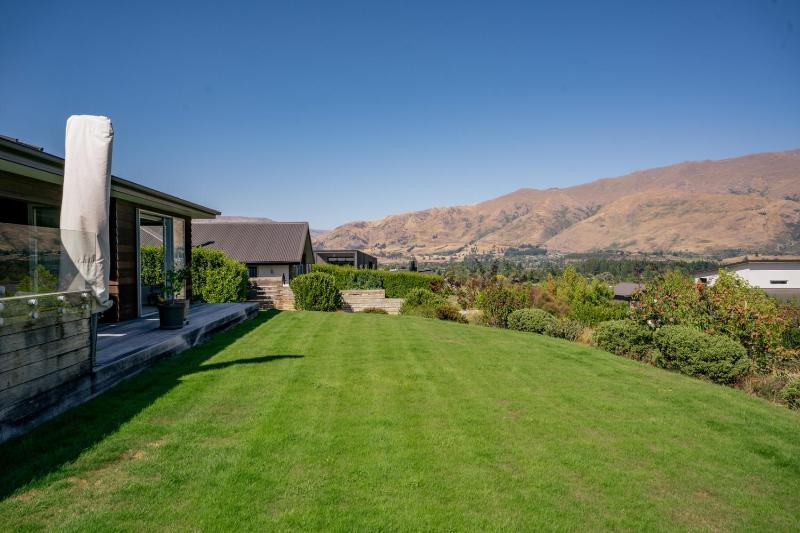 Lake Vista Retreat - Wanaka Holiday Home - image 27