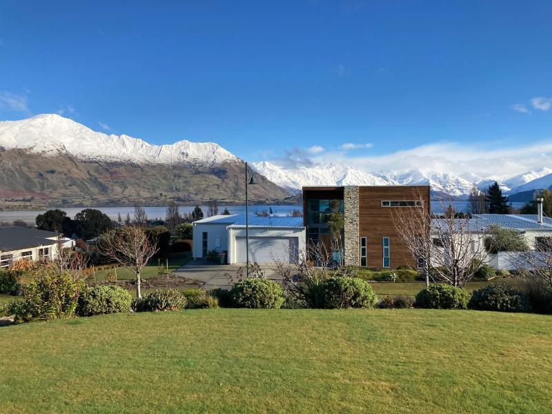 Lake Vista Retreat - Wanaka Holiday Home - image 26