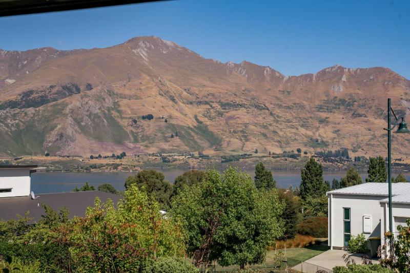 Lake Vista Retreat - Wanaka Holiday Home - image 13