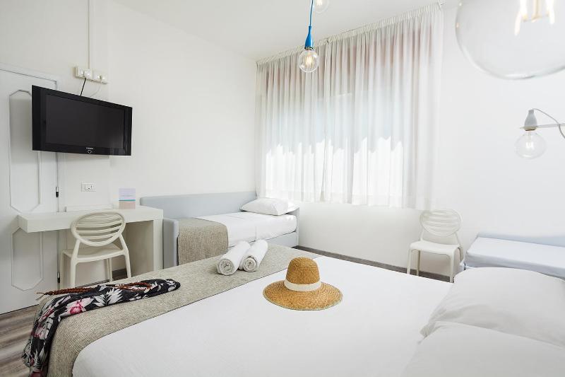 Superior Quadruple Room - Annex image 3