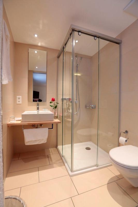 Budget Double Room image 3