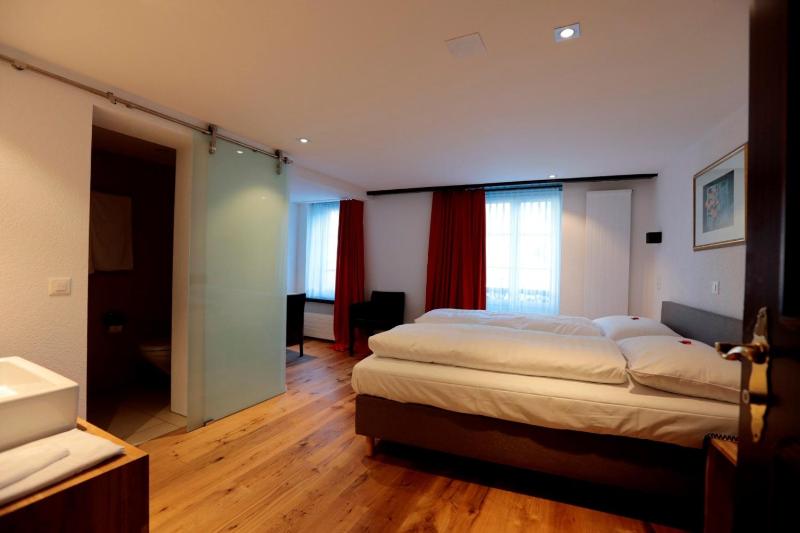 Classic Double Room image 2