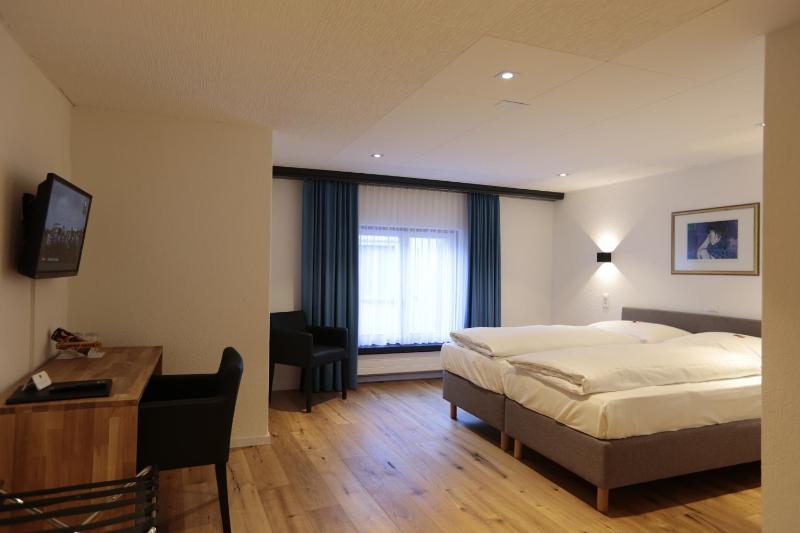 Classic Double Room image 3