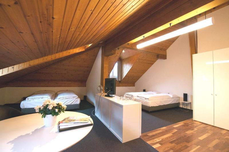 Classic Double Room image 4