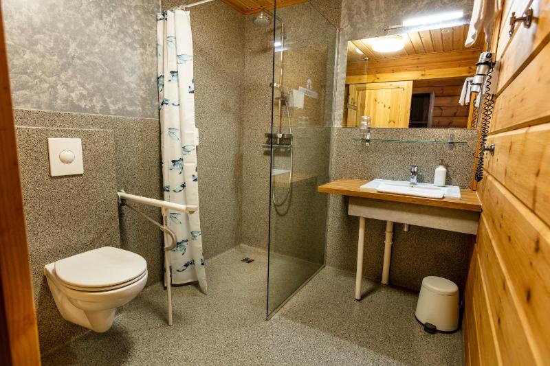 Queen Room - Disability Access image 2