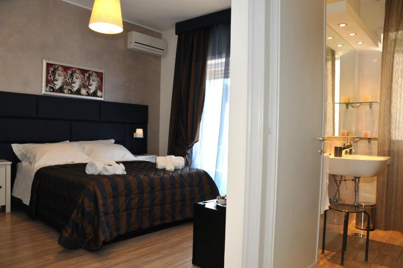 Deluxe Three-Bedroom Apartment image 3