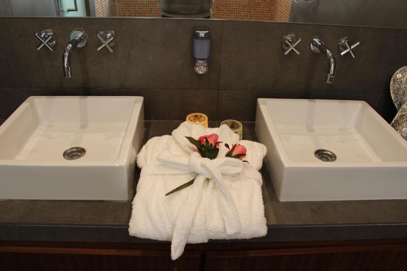 Double Room with Four Poster Bed image 1