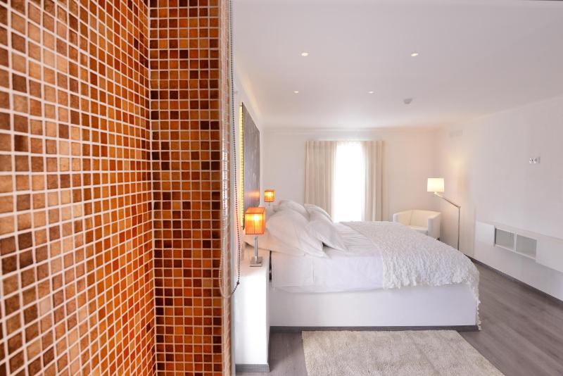 Double Room with Pool View image 2