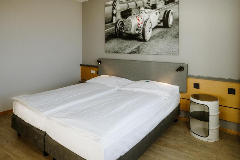 Standard Double Room image 3