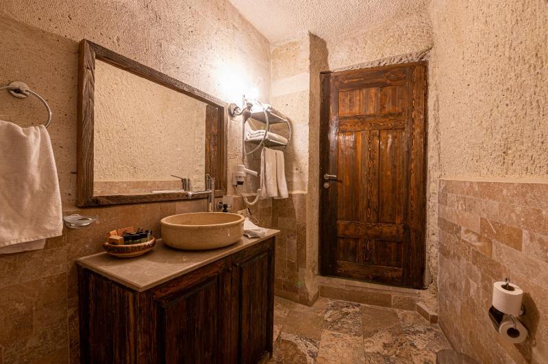 Cave Deluxe Double Room image 3