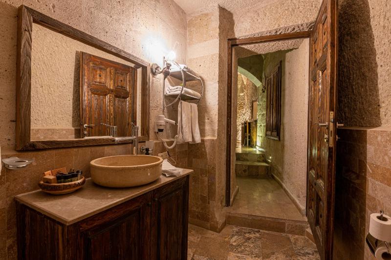 Cave Deluxe Double Room image 4