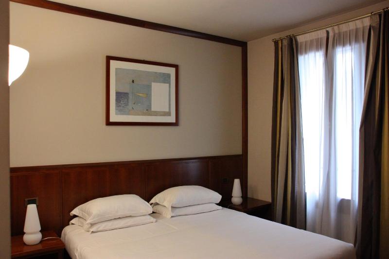 Superior Double Room image 3