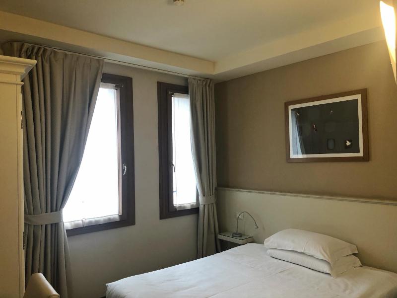 Comfort Single Room image 3