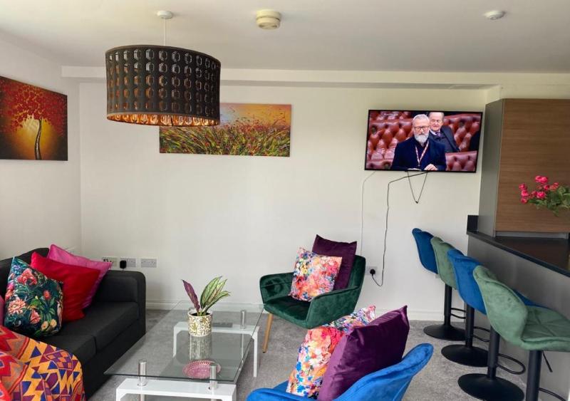 Contemporary, Cosy & Homely 2 Bed Apartment with High-Speed WIFI, Terrace & Free Parking overlooking Stourbridge Common Park & Coldham's Brook Images