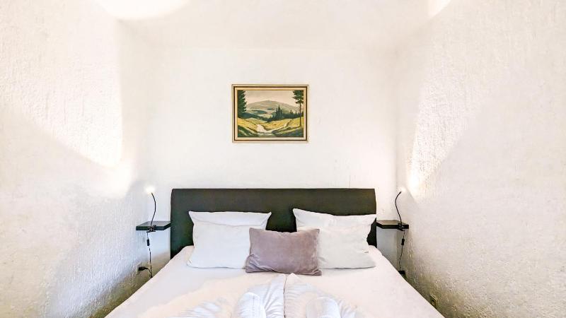 Apartment with Mountain View image 1