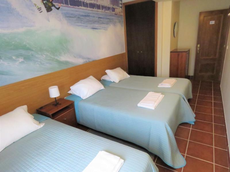 Basic Triple Room with Shared Bathroom image 4