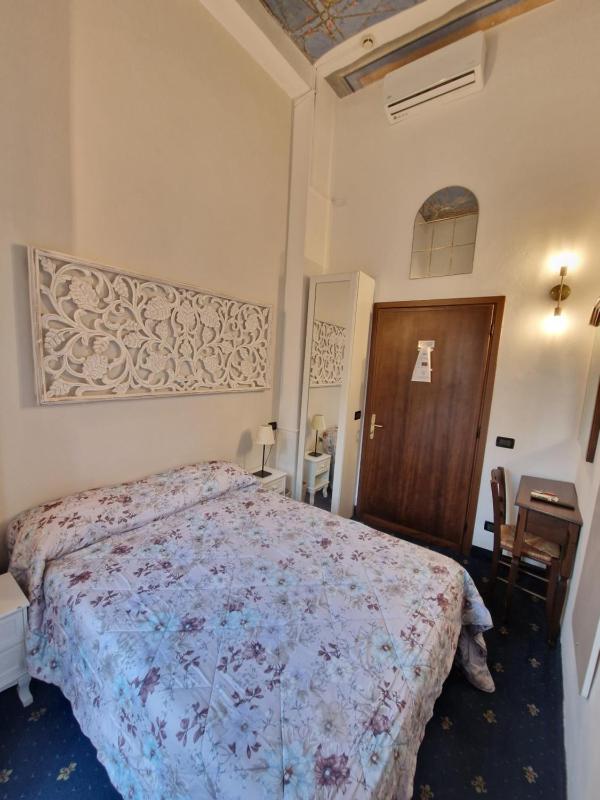 Economy Double Room with External Private Bathroom image 2