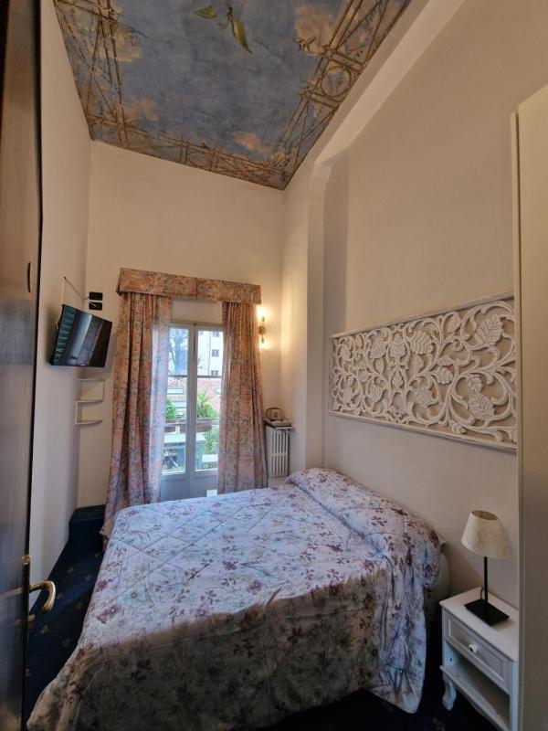 Economy Double Room with External Private Bathroom image 3