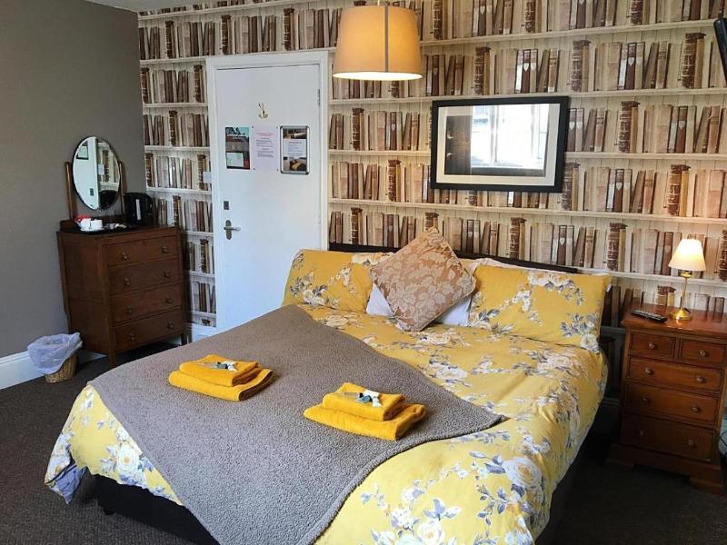 Deluxe Twin Room image 1