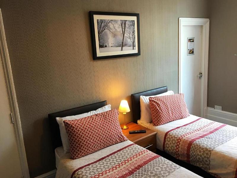 Standard Twin Room image 3