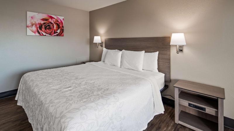 King Room with Mobility Accessible Roll-In Shower image 2