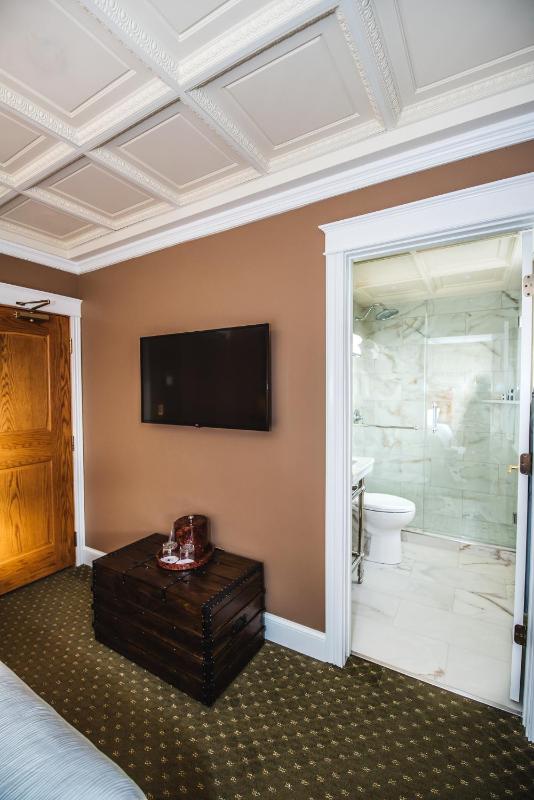 Historic Queen Room image 2