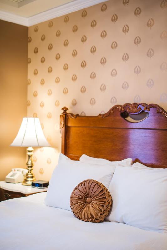 Queen Room image 4