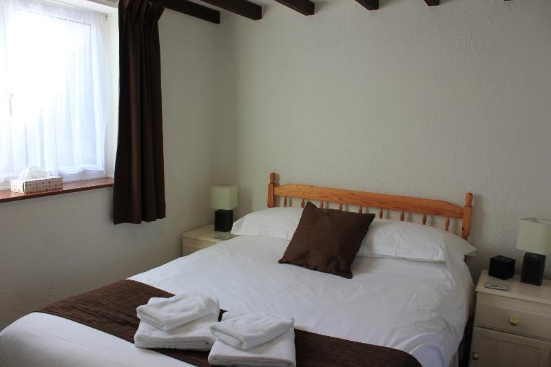 Two-Bedroom House image 4