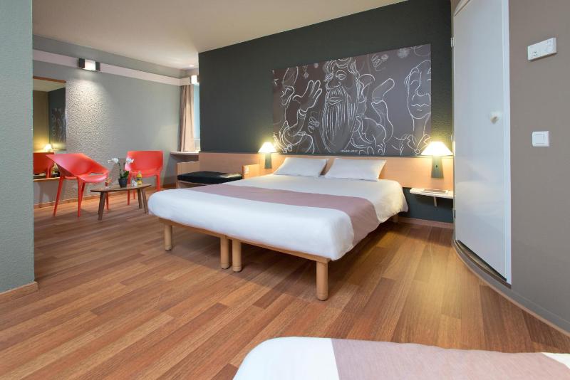 Superior Room with One Double Bed and One Single Bed image 3
