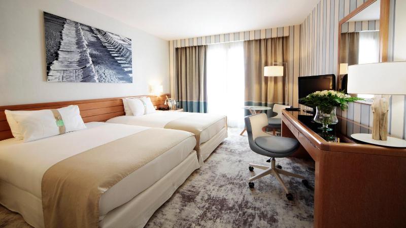 Standard Double Room with Two Double Beds and City View image 3