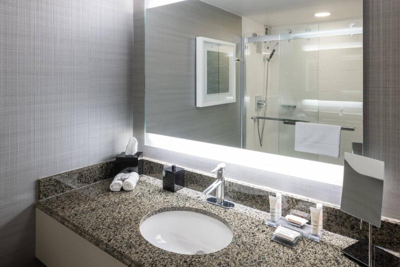 Double Room with 2 Double Beds - Skyline View image 4