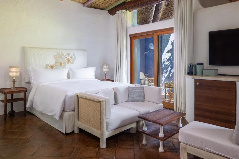 Heritage Room, double bed, Inner View, terrace, original wing image 3