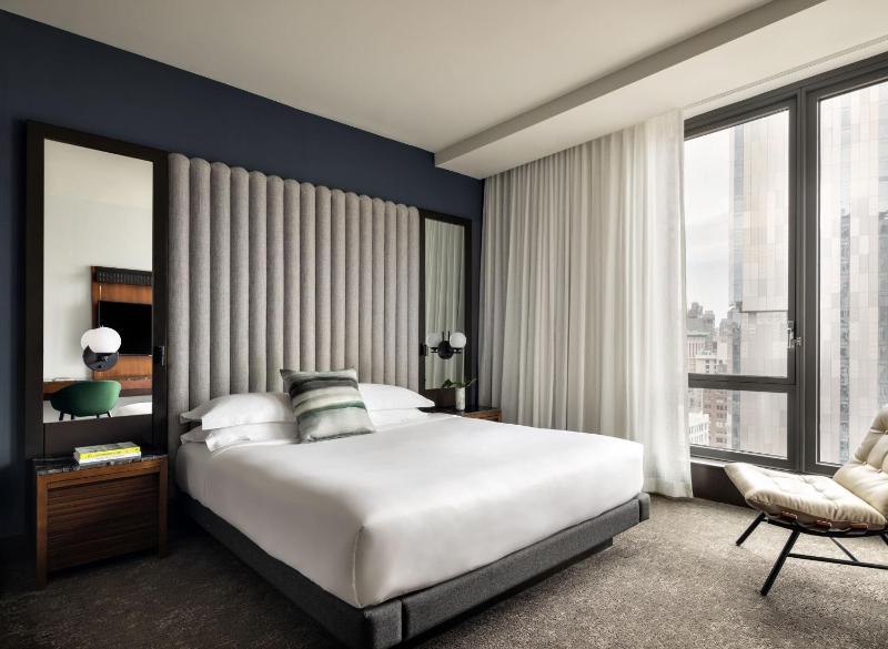 Premium King Room with City View image 3