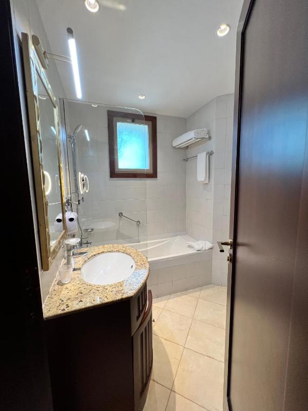 Executive One Bedroom Apartment-Twin Bed image 4