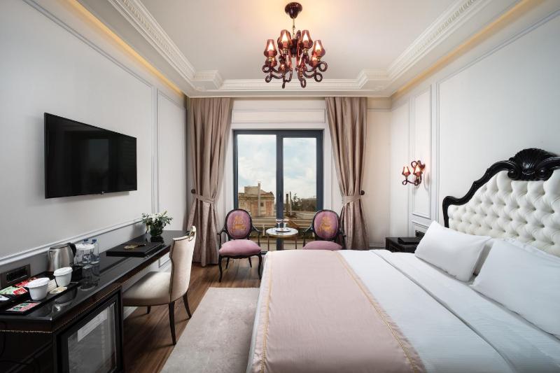 Deluxe Double Room with Sea View image 3