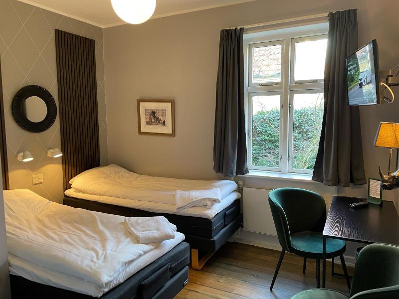 Twin Room image 3