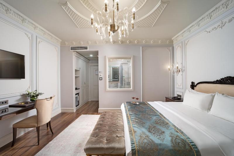 Superior King Room with City View image 3