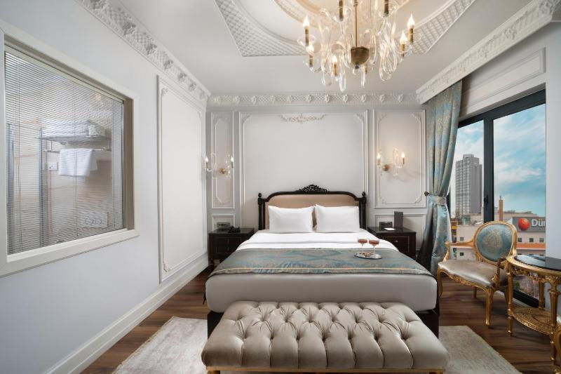 Superior King Room with City View image 4
