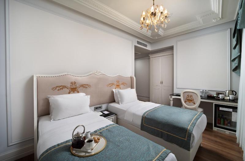 Classic Twin Room with City View image 4