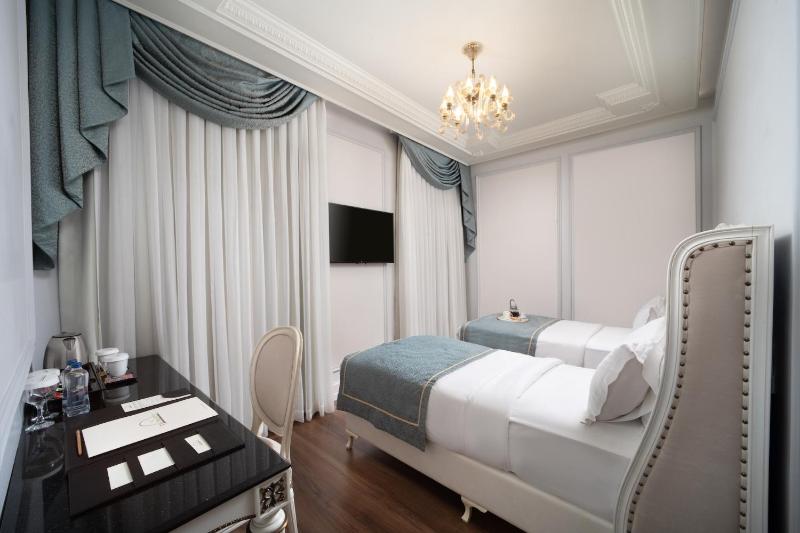 Classic Twin Room with City View image 3