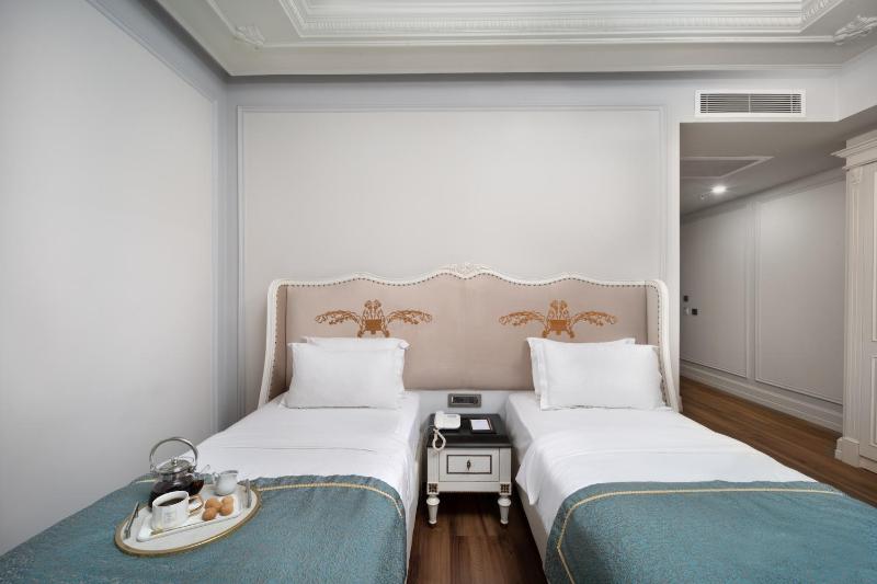 Classic Twin Room with City View image 2