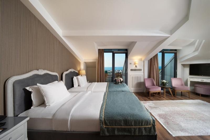 Family Room with Sea View image 4
