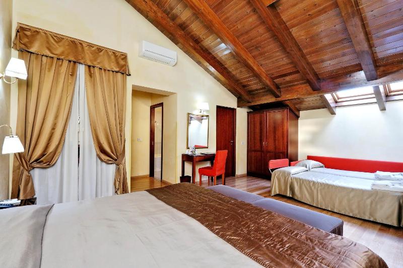 Quadruple Room image 4