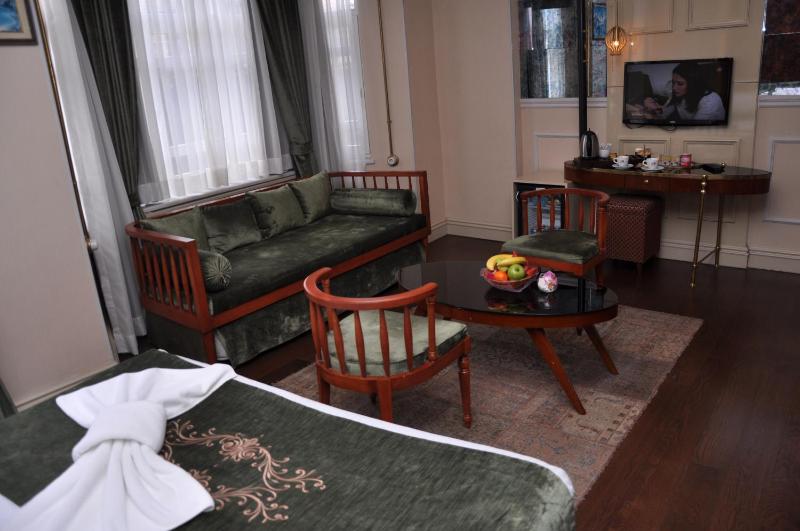 Deluxe Family Room image 3