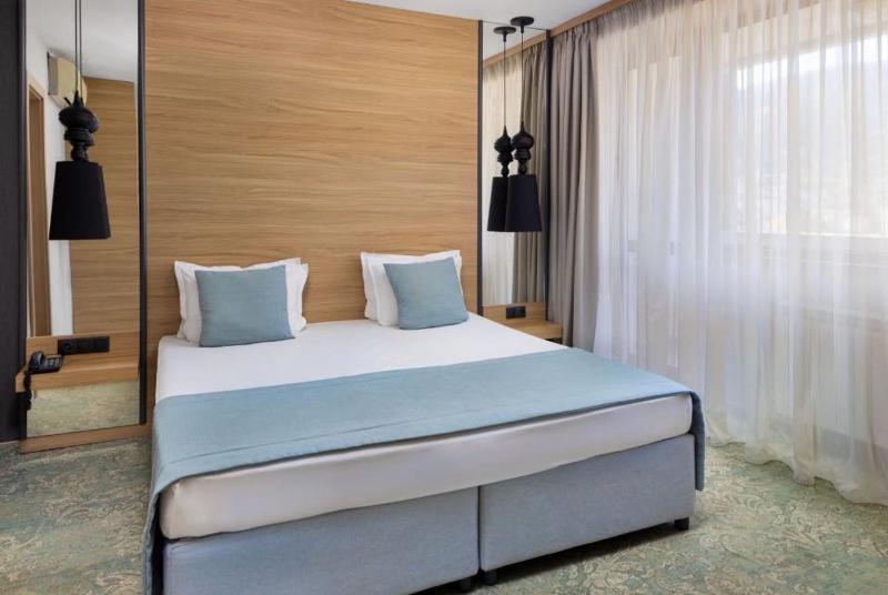 One-Bedroom Suite with Balcony image 2