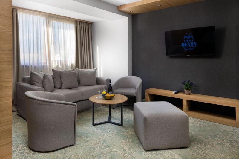 One-Bedroom Suite with Balcony image 3