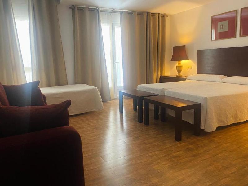Superior Triple Room image 1
